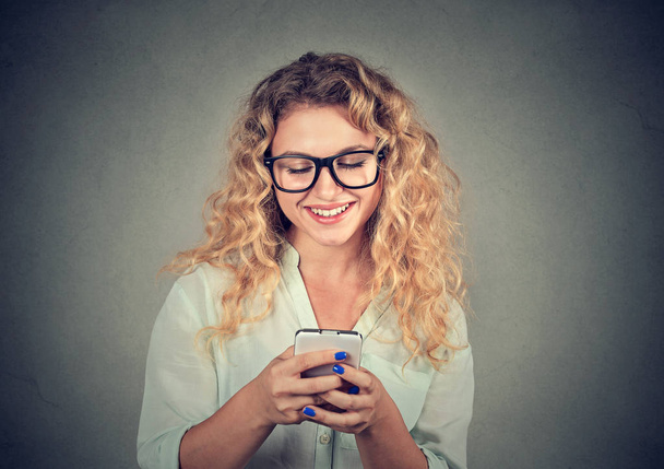 Donna sorridente in occhiali utilizzando un telefono cellulare
 - Foto, immagini