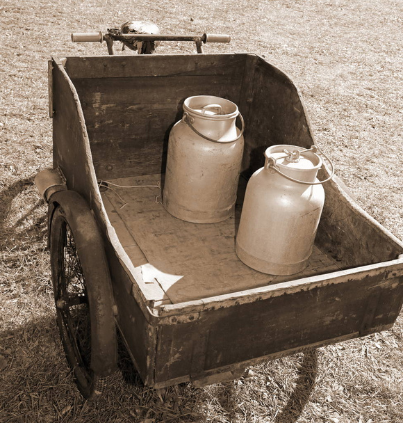 дерев'яний візок зі старим велосипедом для транспортування молока щойно заквашеного
 - Фото, зображення