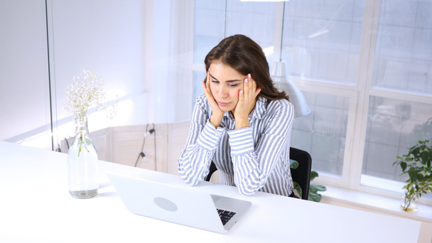 Mujer triste sentada en el trabajo, leyendo en el ordenador portátil
 - Foto, imagen