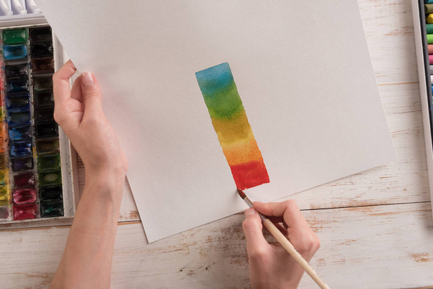 Pintura de artista rayas de colores con pincel sobre papel blanco
 - Foto, imagen