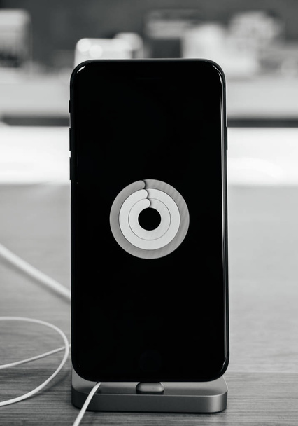 Modo de demostración del logotipo de Apple en la pantalla OLED del nuevo iPhone 8 y iPho
 - Foto, imagen