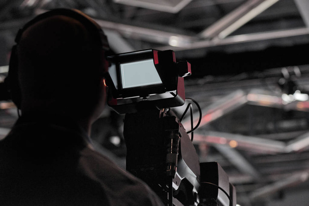 Τηλεοπτική συνέντευξη τύπου παραγωγής κάμεραμαν σιλουέτα - Φωτογραφία, εικόνα