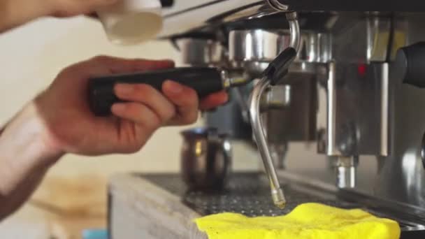 O barista está a fazer café
 - Filmagem, Vídeo