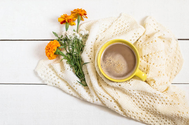 Kaffee mit Milch, Strickschal und Blumen-Tagetes  - Foto, Bild
