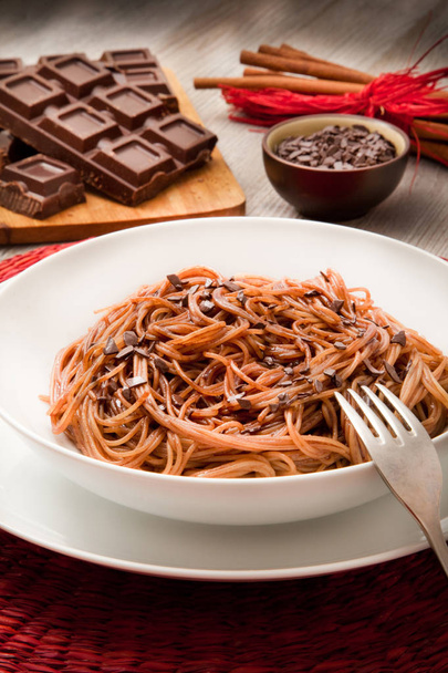 Espaguetis italianos con chocolate y pimienta
 - Foto, imagen