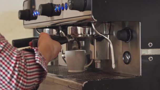 Barista robi dwie filiżanki kawy - Materiał filmowy, wideo