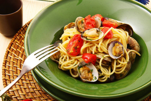espaguetis italianos con almejas
 - Foto, Imagen