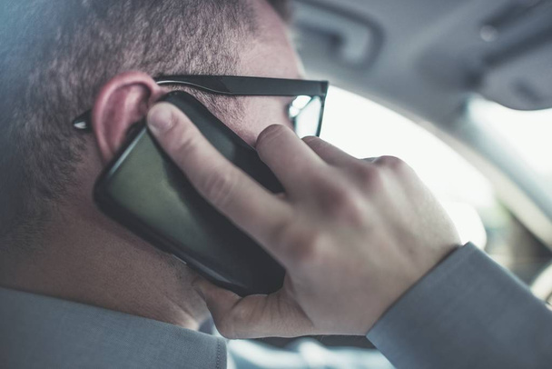 Telefonu konuşurken ve sürüş - Fotoğraf, Görsel