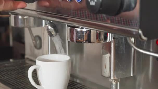A máquina de café adiciona água fervente no copo
 - Filmagem, Vídeo