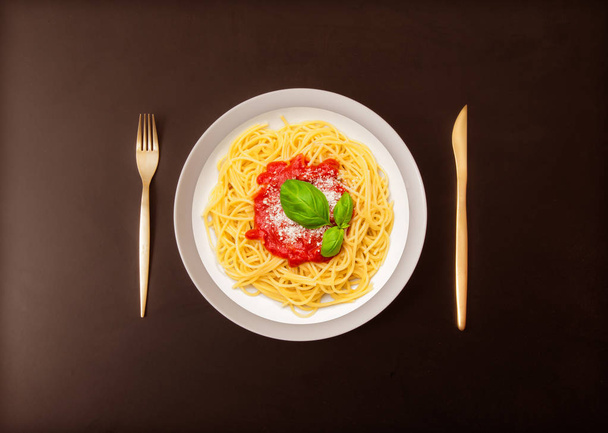 Spaghetti mit Basilikum und Tomaten - Foto, Bild