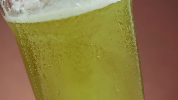 versando birra fresca con schiuma in bicchiere da bere pinta con gocce congelate di ghiaccio, su sfondo marrone oro, divertimento e nutrizione cibo e bevande
  - Filmati, video