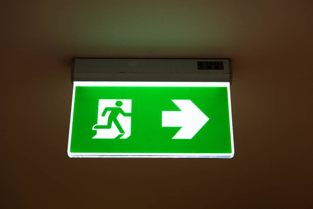Señal verde de salida de emergencia que muestra el camino para escapar
. - Foto, Imagen