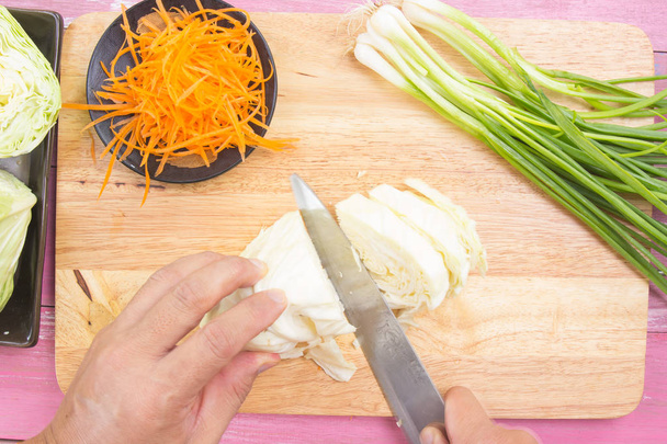 Chef-kok snijden kool op houten breed - Foto, afbeelding