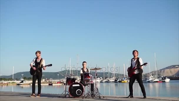 Σύγχρονη μουσικοί εκτελέσετε μια μουσική σύνθεση σε όργανα κοντά στη θάλασσα - Πλάνα, βίντεο