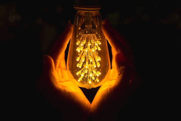 lâmpada com mão
 - Foto, Imagem