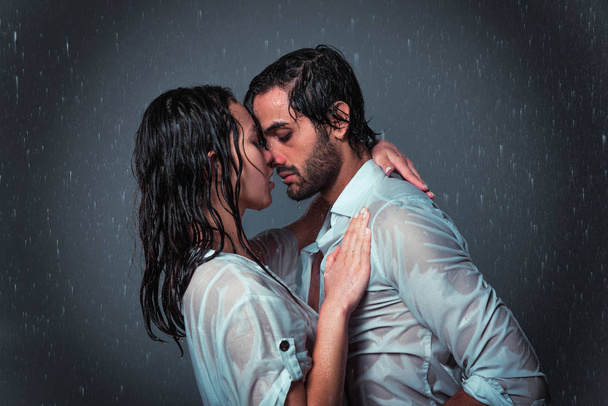 Couple under the rain - Foto, Imagen