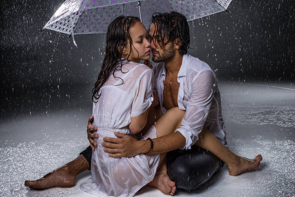 Couple under the rain - Foto, afbeelding