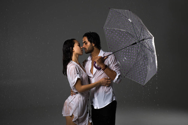 ζευγάρι κάτω από τη βροχή - Φωτογραφία, εικόνα