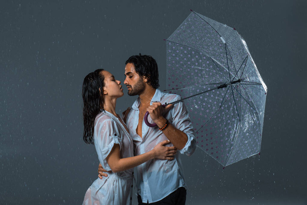 Couple under the rain - Foto, Imagem
