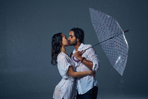 Couple under the rain - Foto, afbeelding