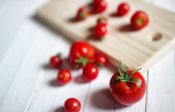 Zbierz góry świeżych pomidorów na podłoże drewniane - Zdjęcie, obraz