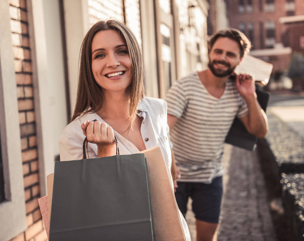 Couple faisant du shopping - Photo, image