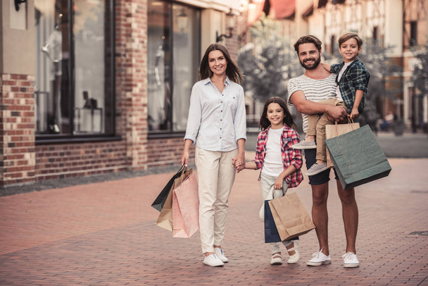Family doing shopping - Foto, immagini