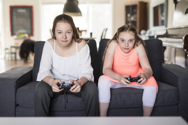 Two girlfriends playing video games - Foto, immagini