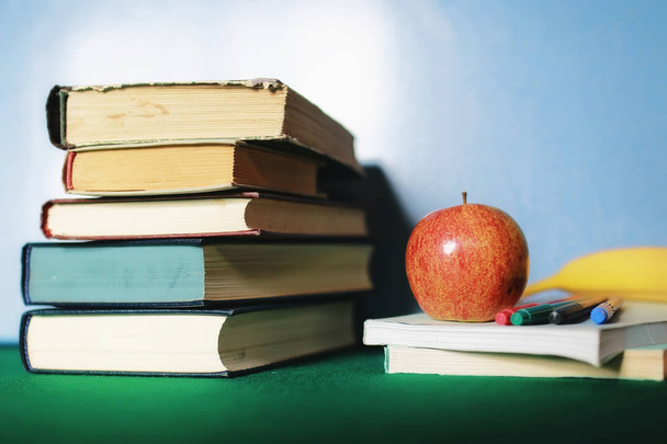Bildungskonzept Bücher stapeln, Apfel und Stift - Foto, Bild
