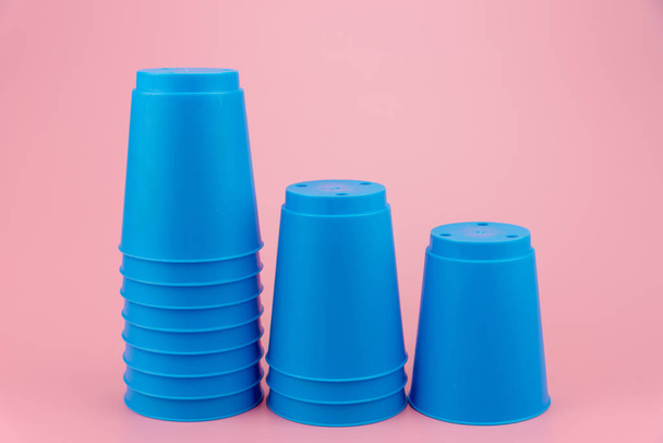 Синие стопки пластиковых стаканчиков. Скоростной кубок
. - Фото, изображение