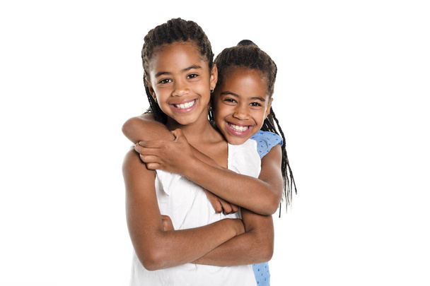 Dois adorável menina gêmea africana no estúdio fundo branco
 - Foto, Imagem
