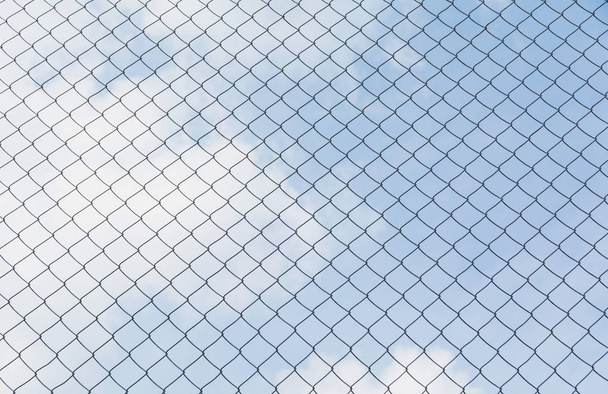Paslı zincir bağlantı çit gökyüzü arka plan altında. Bir zincir bağlantı gökyüzü arka plan soyut portre. - Fotoğraf, Görsel