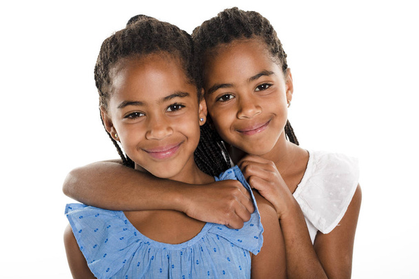 Twee schattige Afrikaanse tweeling meisje op studio witte achtergrond - Foto, afbeelding