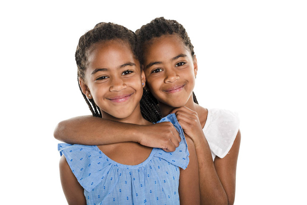 zwei entzückende afrikanische Zwillingsmädchen auf weißem Studiohintergrund - Foto, Bild