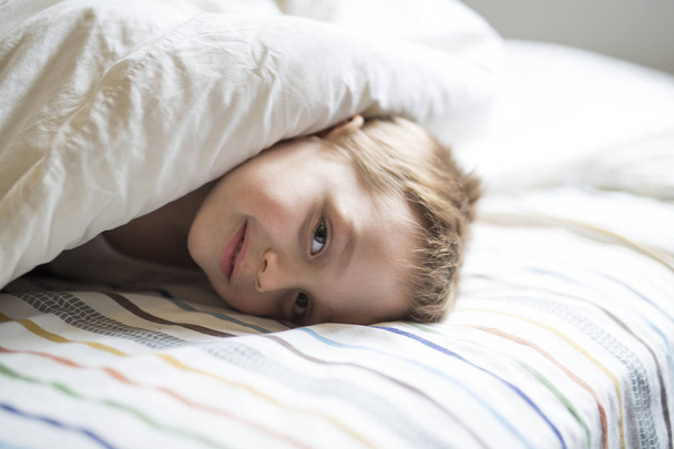 Young Boy on bed - Foto, afbeelding