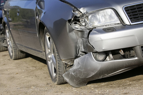 Gümüş renkli araba yolda kaza kaza hasar. Araba tamir veya araba sigorta kavramı - Fotoğraf, Görsel