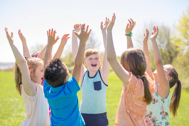 Група дітей розважаються на висоті польової руки
 - Фото, зображення