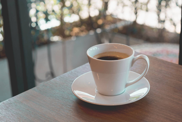  Tasse Kaffee auf einem Holztisch - Foto, Bild