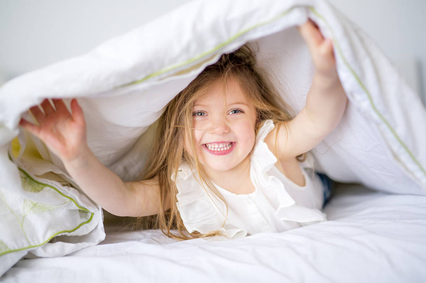Adorable little girl waked up in her bed - Fotoğraf, Görsel