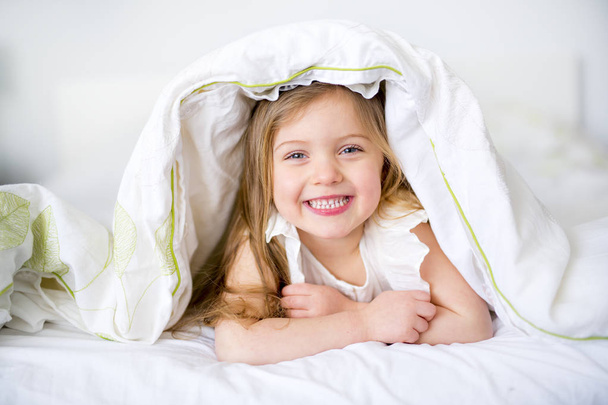 Adorable little girl waked up in her bed - Fotoğraf, Görsel