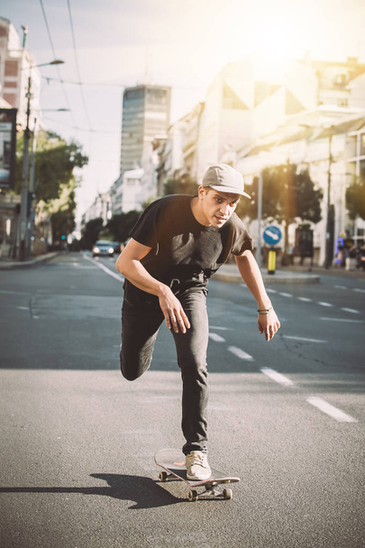 Professional skater riding skate on streets through cars and tra - Foto, Imagem