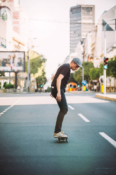 Profesjonalnym skejtem jazda skate na ulicach przez samochody i tra - Zdjęcie, obraz