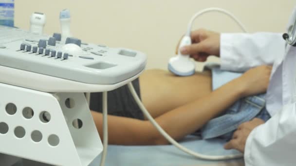 Doktor iç organlar ultrasonik bir soruşturma yapıyor - Video, Çekim