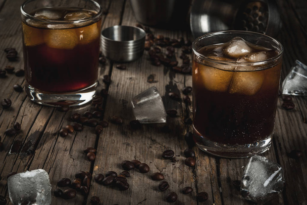 schwarzer russischer Cocktail mit Wodka und Kaffeeschnaps - Foto, Bild