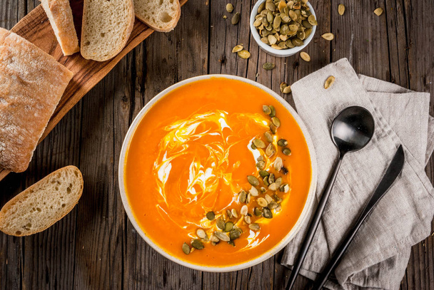Forró és fűszeres sütőtök leves - Fotó, kép