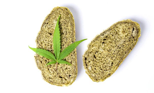 Gesneden groene brood met marihuana bladeren - Foto, afbeelding