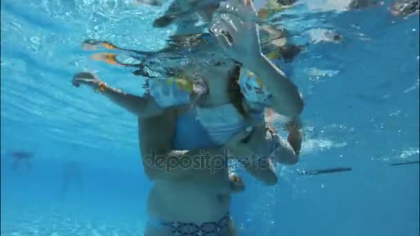 Mother training child to swim. - Filmati, video