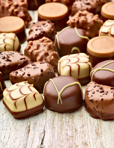 Deser czekoladowy pralinki upominkowe różne cukierki - Zdjęcie, obraz