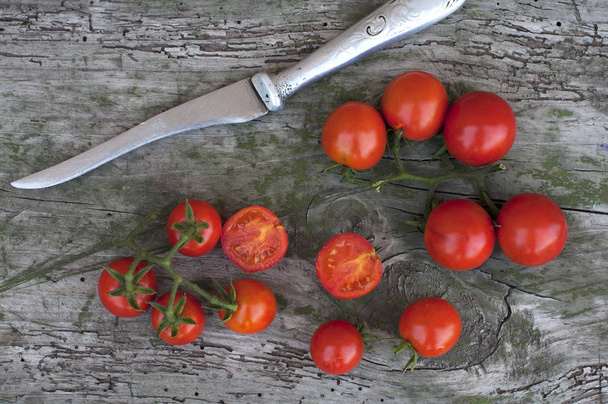 Fresh cherry tomatoes with knife - Foto, Imagen