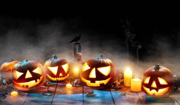 Calabazas de halloween espeluznantes en tablones de madera
 - Foto, imagen
